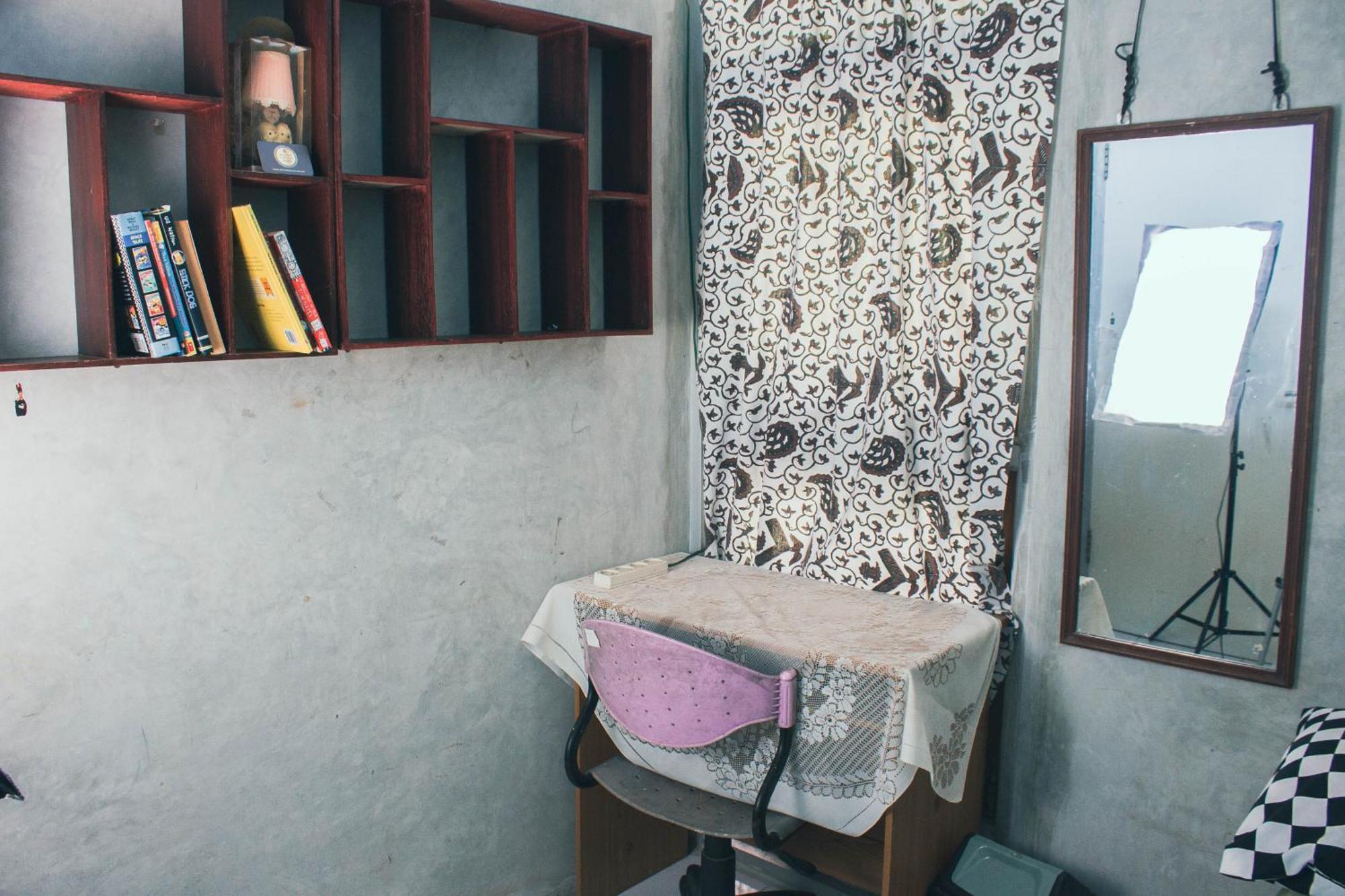 Condro Wulan Hostel Malang Buitenkant foto