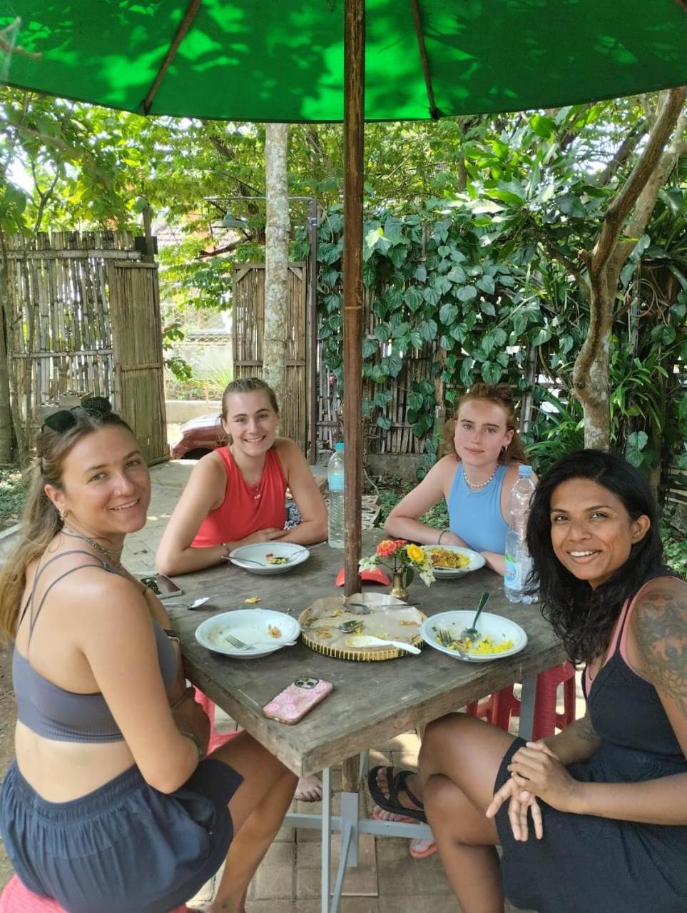 Condro Wulan Hostel Malang Buitenkant foto